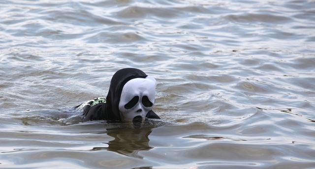 黄河边的"水鬼":捞尸过程太恶心,早饭都能吐出来!