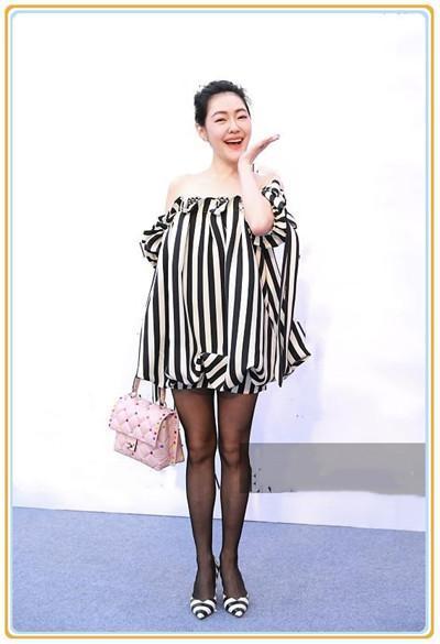 小s为扮嫩太拼了!39岁穿19岁衣服,网友:腿上的黑丝暴露了!