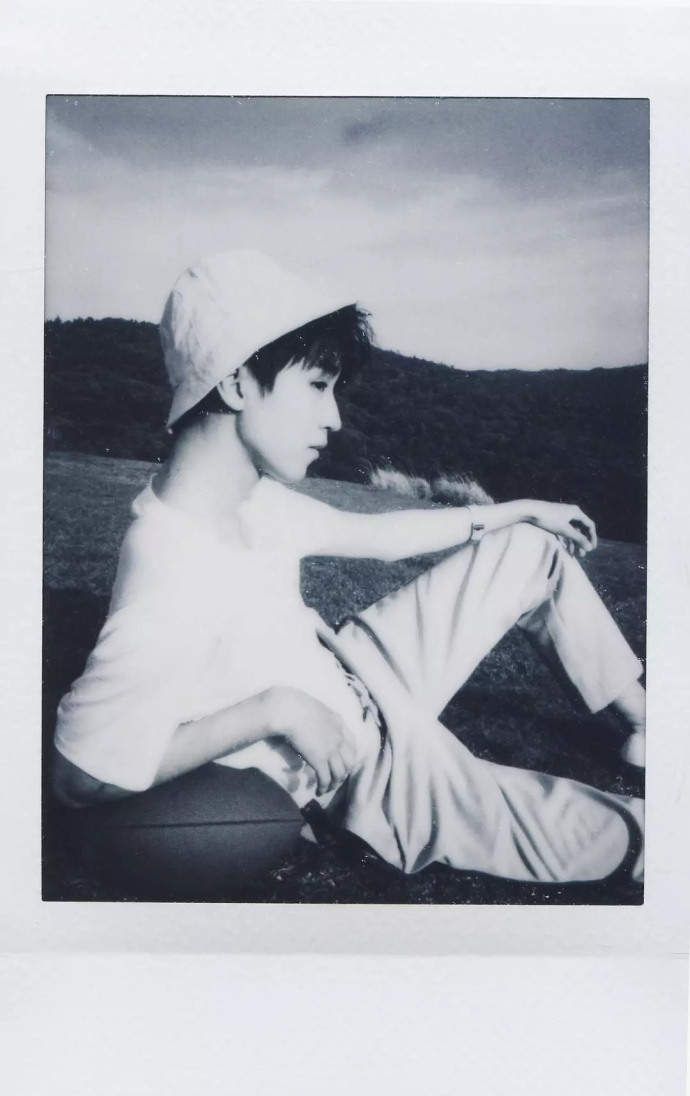 王俊凯拍立得风格写真太好看了!清爽俊朗的日系少年感