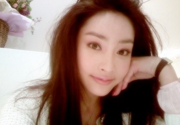 韩国娱乐圈又一个张紫妍,曾被富翁塞多件玩具,远程操控新玩法!