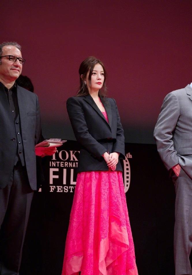 赵薇出席电影节闭幕粉色礼服搭拼接西装干练中透着性感