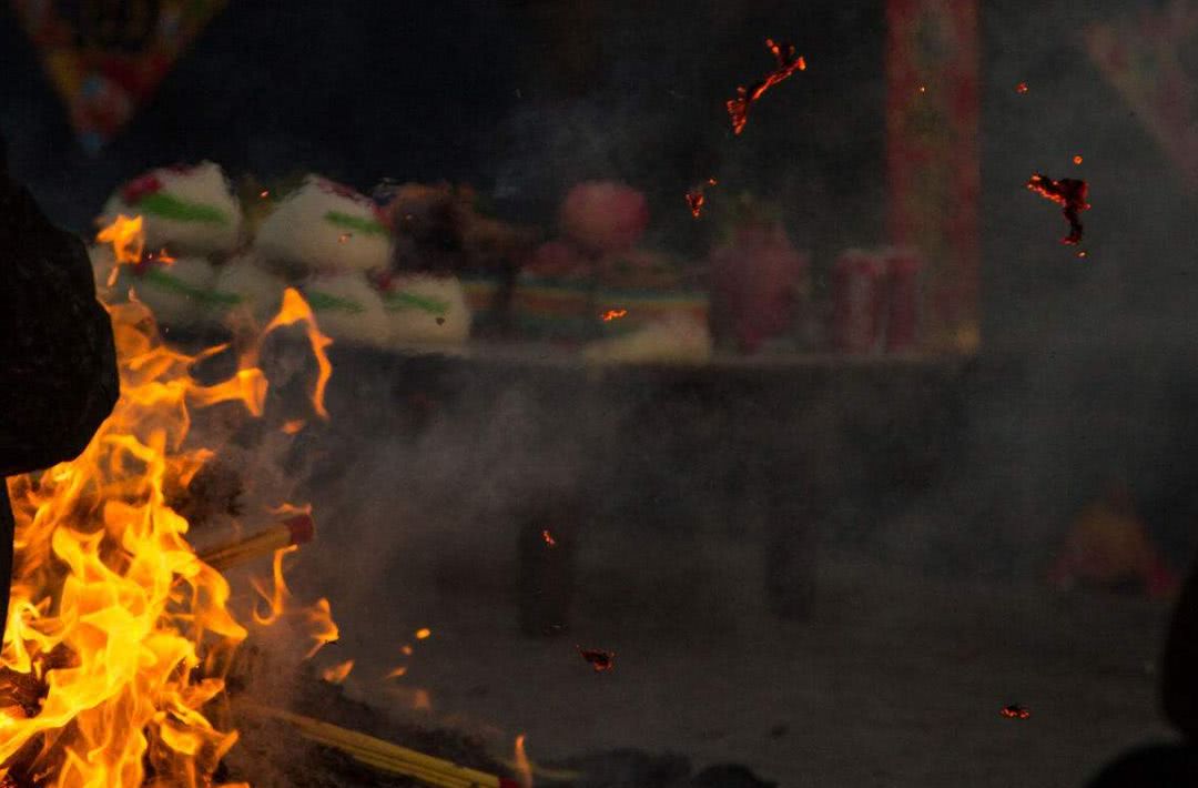 道士说:为什么烧纸要在十字路口?