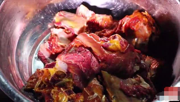 天气变冷了农村人吃牛肉火锅真是隔着屏幕都能闻见香味