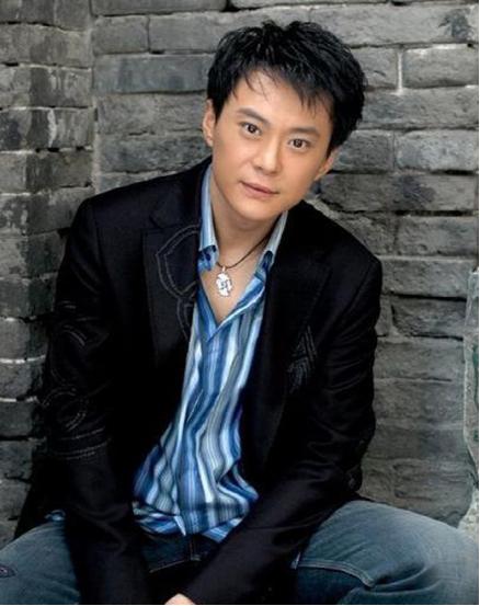 他14岁开始演戏,还是龙套演员时娶一线女星,如今恩爱二十余年!