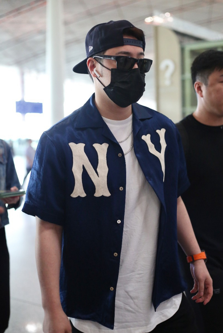 潘玮柏穿牛仔衬衫下搭破洞牛仔裤现身机场反戴棒球帽好酷