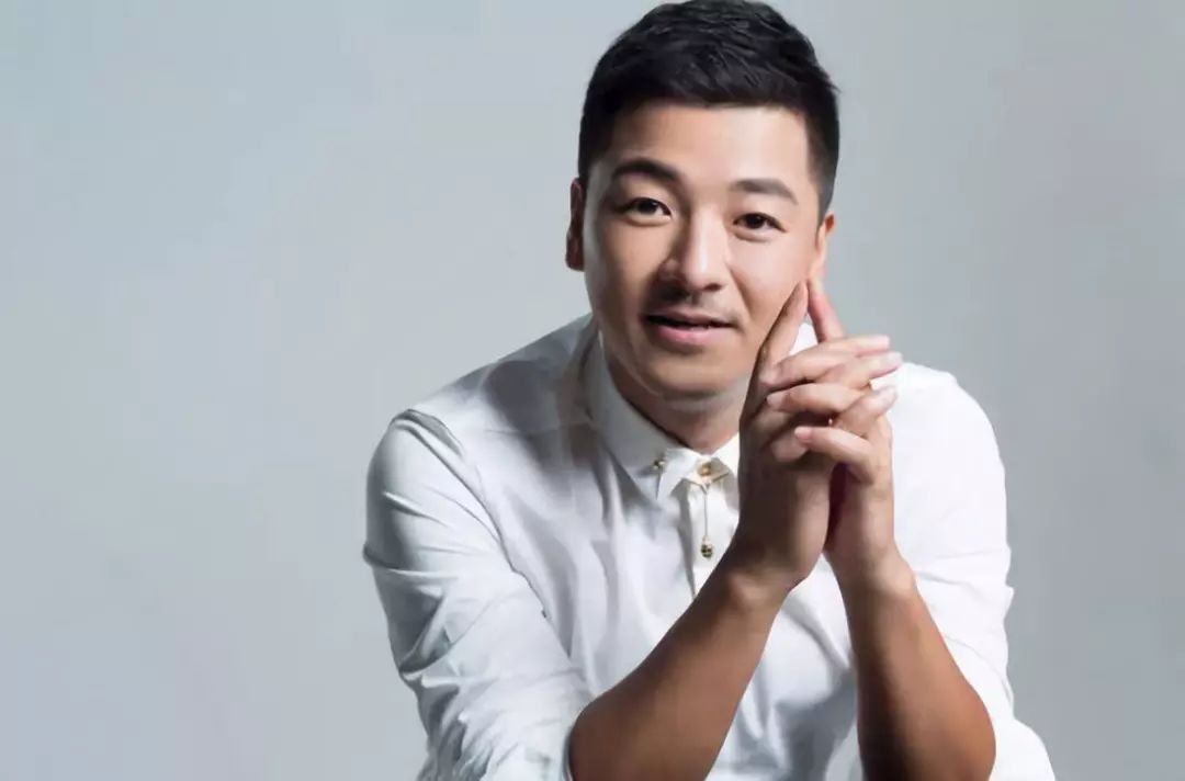 融热爱为甲,披温情成袍,这个荧幕上的战士活成了生活里的英雄|齐奎|刘