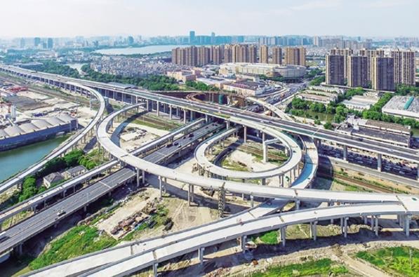 104国道绍兴柯桥段改建工程(镜水路互通立交)将于本月基本建成,下个月