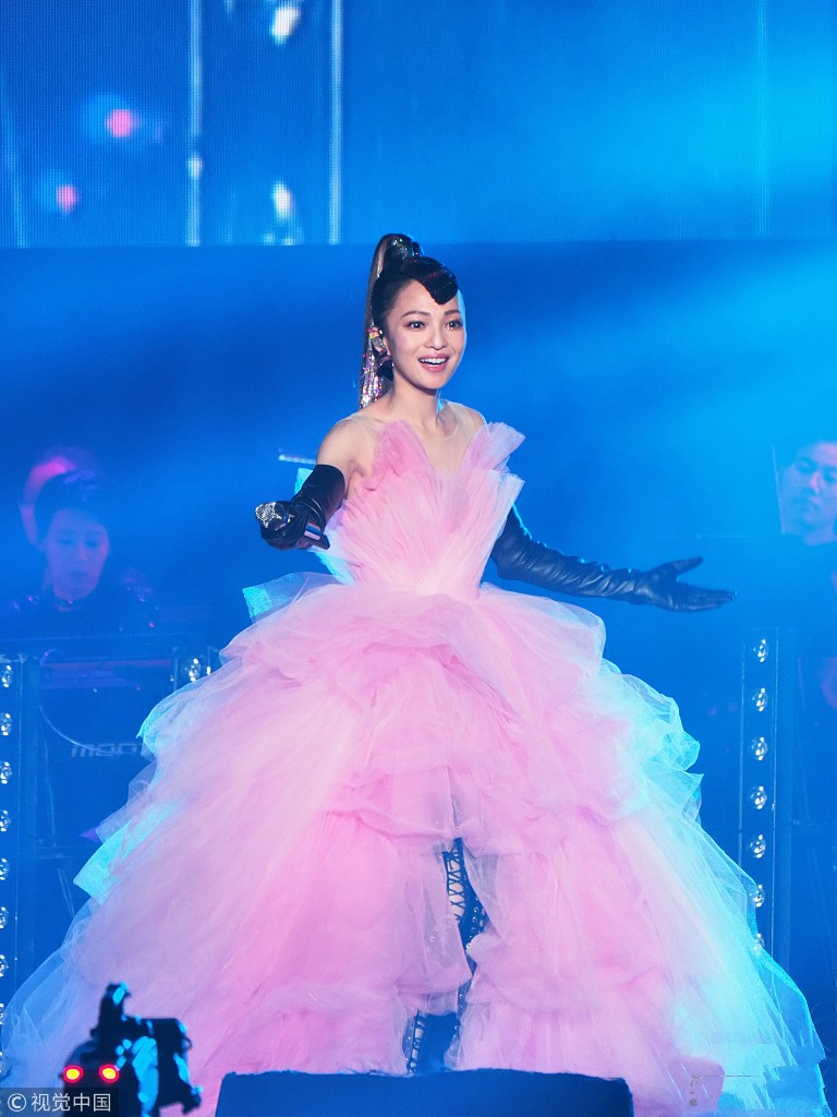 张韶涵演唱会造型百变 一袭蛋糕裙变小公主
