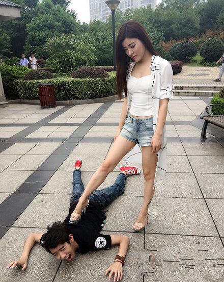 大哥一看就是个居家过日子的好男人买个马桶拔子都要亲身试验