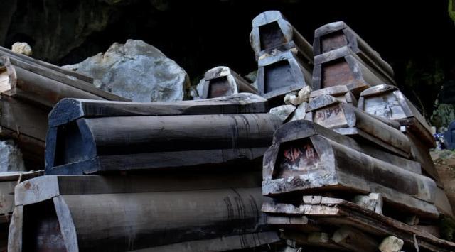 半山腰的山洞里堆满568具棺材:走进去让人后背直发凉