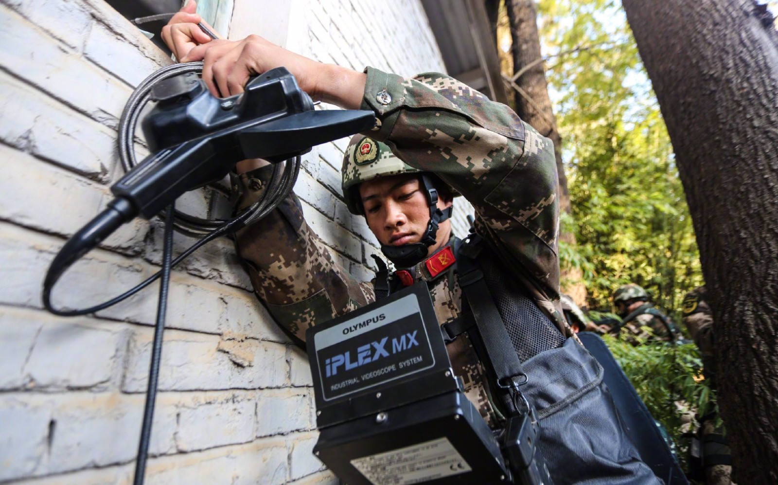 武警特战队员在复杂条件下进行侦察演练,锻炼一专多能的综合素质|武警