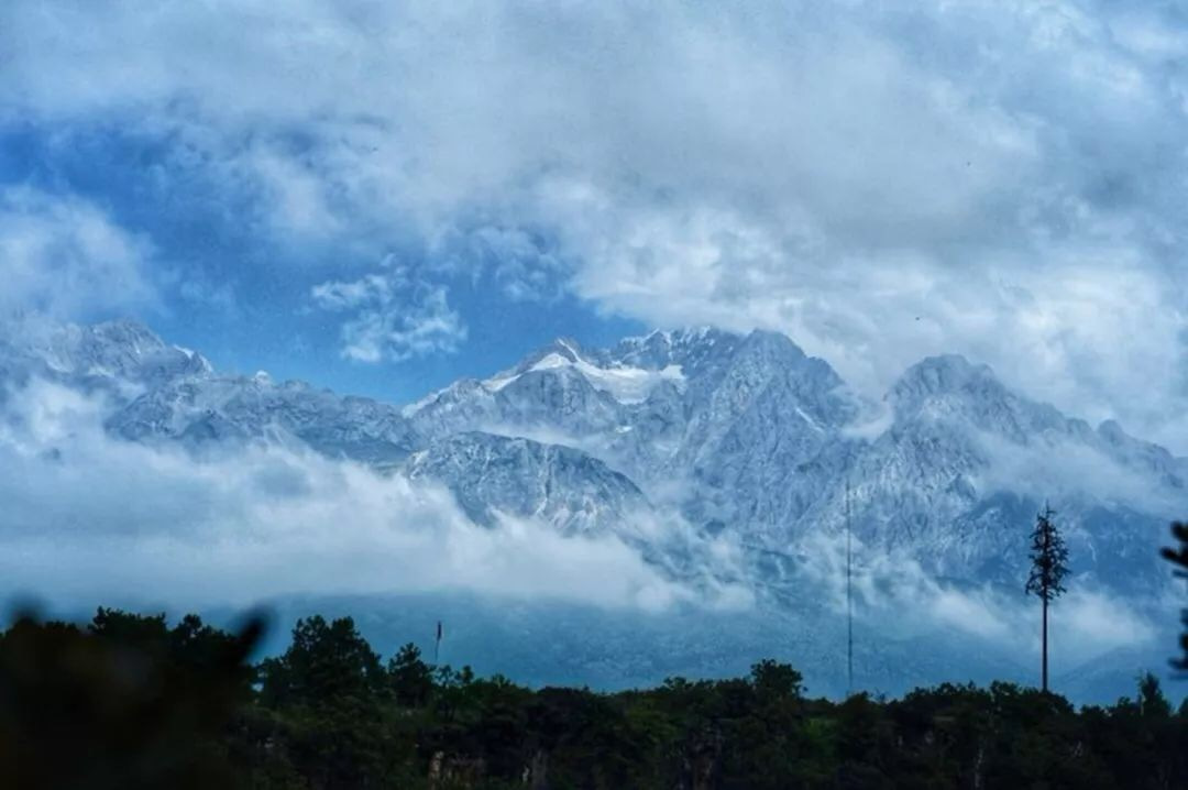 美輪美奐的雪山美景;二景祭祀神壇,青蛙八格圖祈福儀式,上看雪域風光