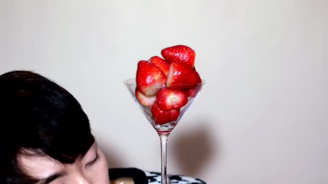 小哥吃草莓,慢悠悠的吃法,看得自己心急