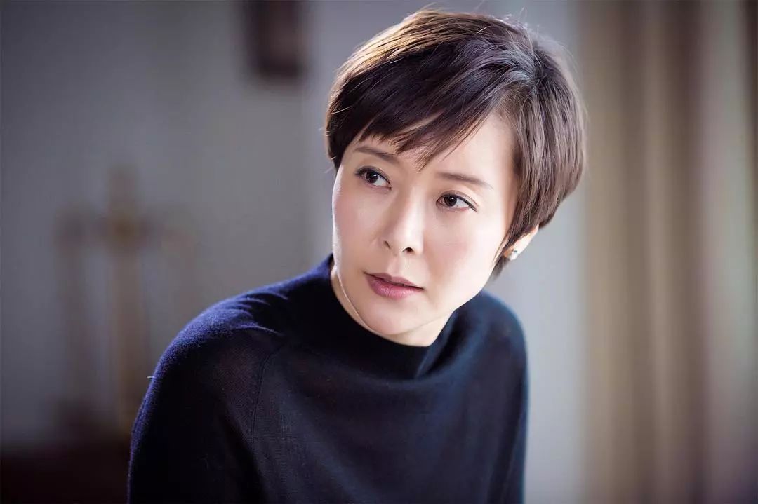 做了8年主持人,四任男友个个了得,今46岁不结婚,却红得不像话|柯蓝