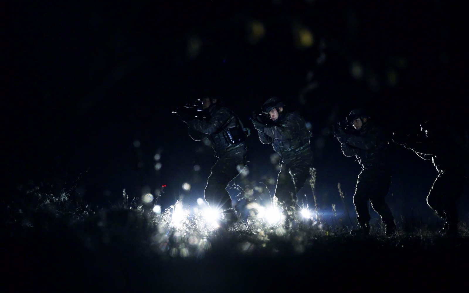 战斗在午夜打响,武警特战队员霸气亮相,这不是拍电影!