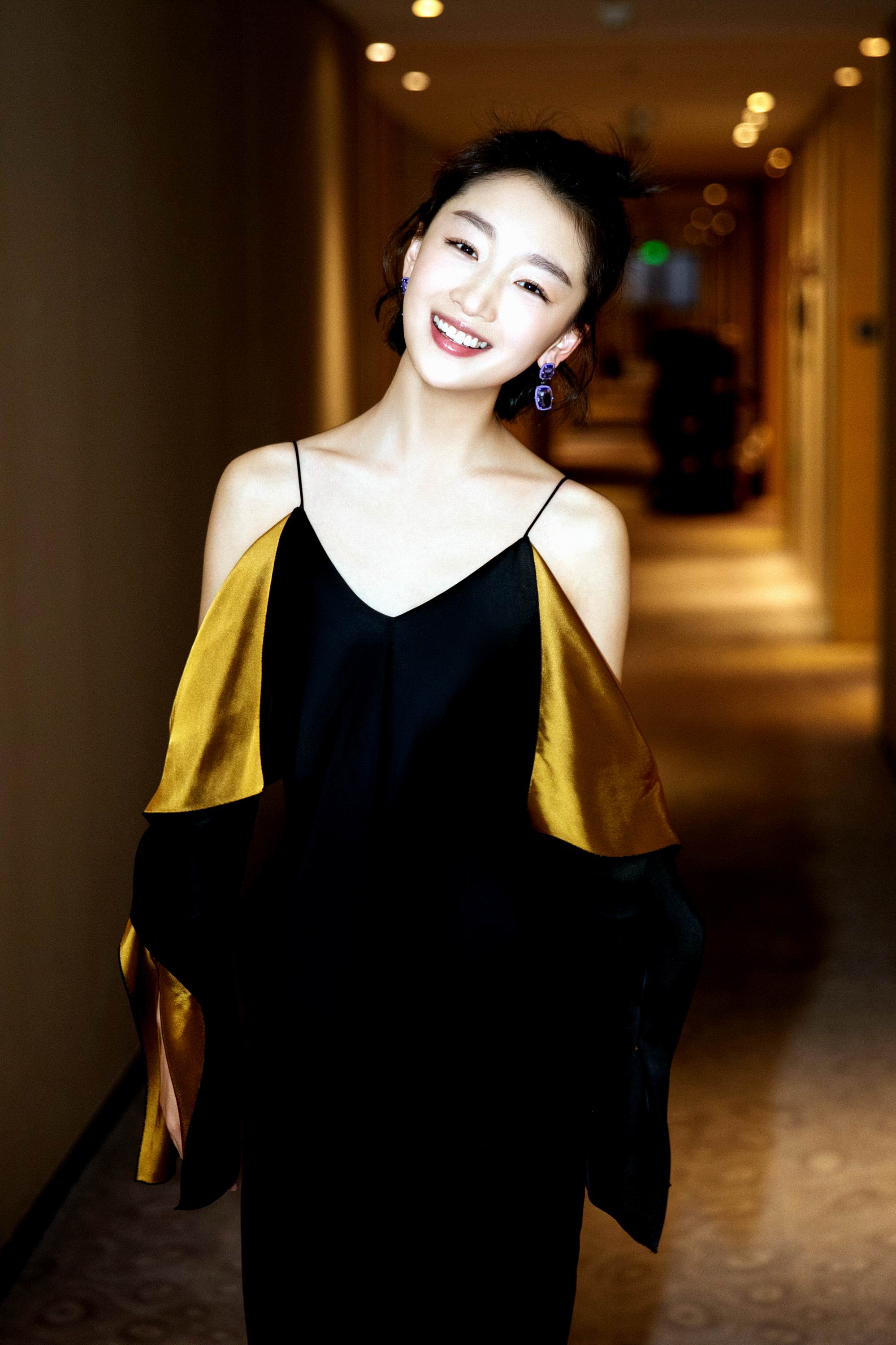 周冬雨26岁春夏26岁两个影后衣品碰上后尴尬得非比寻常