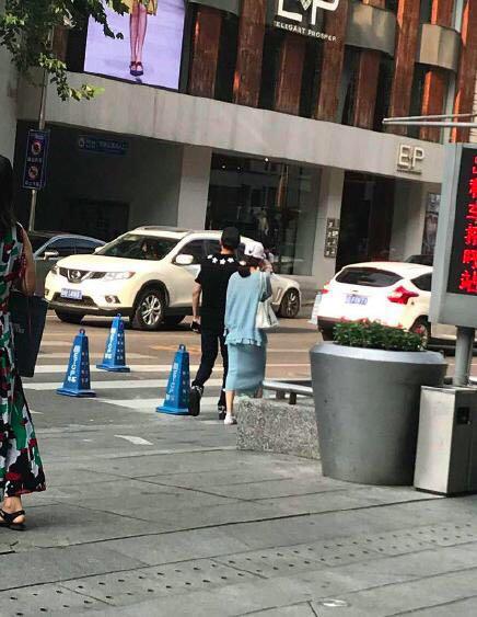 冯绍峰赵丽颖正面牵手照曝光~疑似两人恋情坐