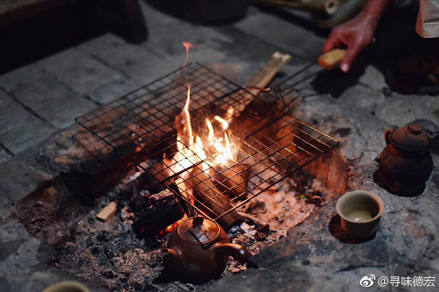 圍坐火塘談起夜話,喝起烤茶,聽長者講那金齒國的故事|烤茶|火塘|夜話_