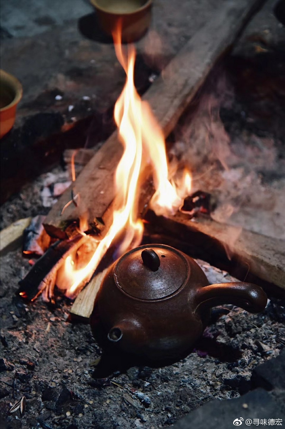 围坐火塘谈起夜话,喝起烤茶,听长者讲那金齿国的故事