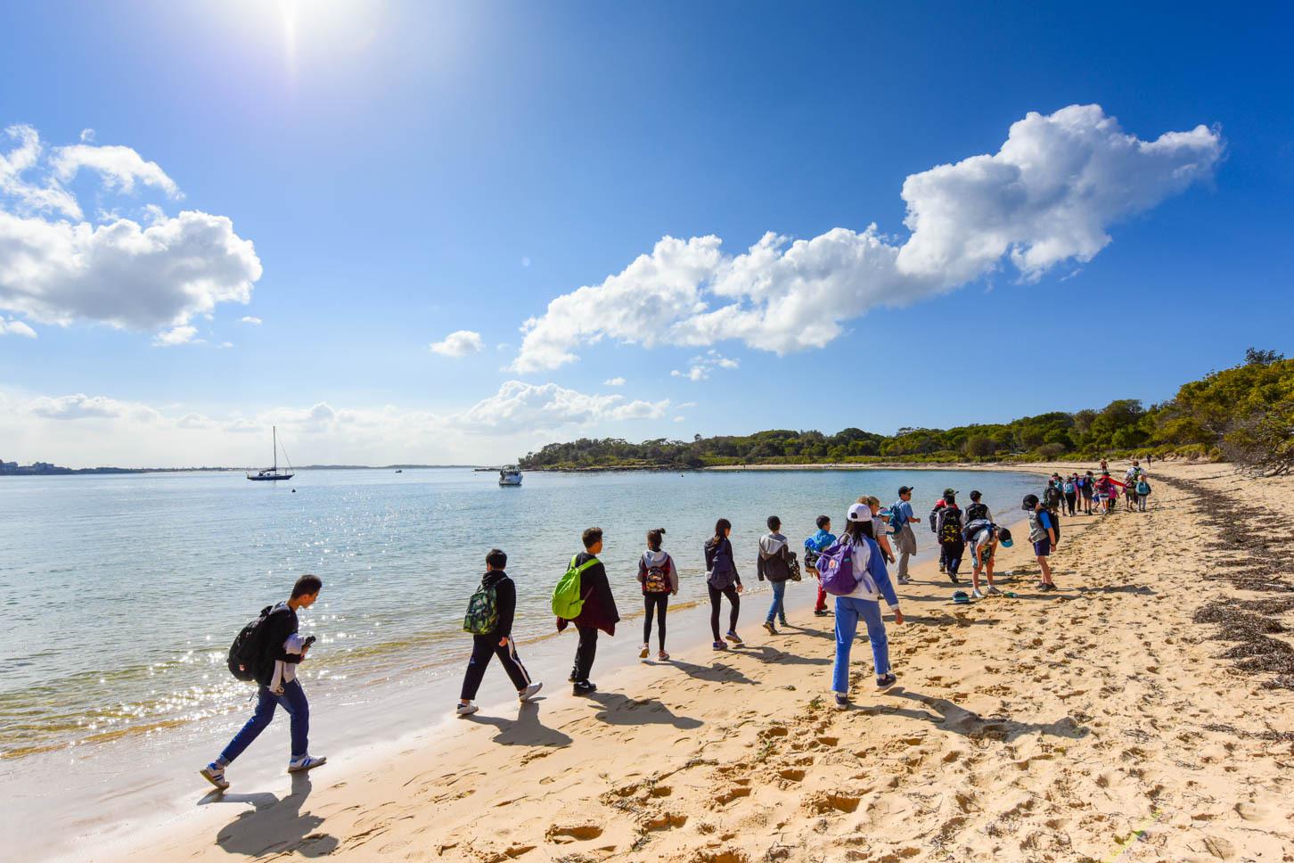 身在异国他乡,与世界各地的孩子们一起感受行走的力量