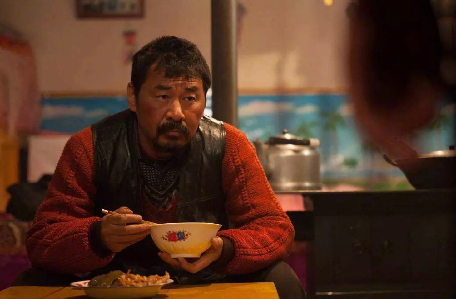 在电影中陈建斌饰演一个农民拉条子,而金世佳在片中扮演的是一个走失