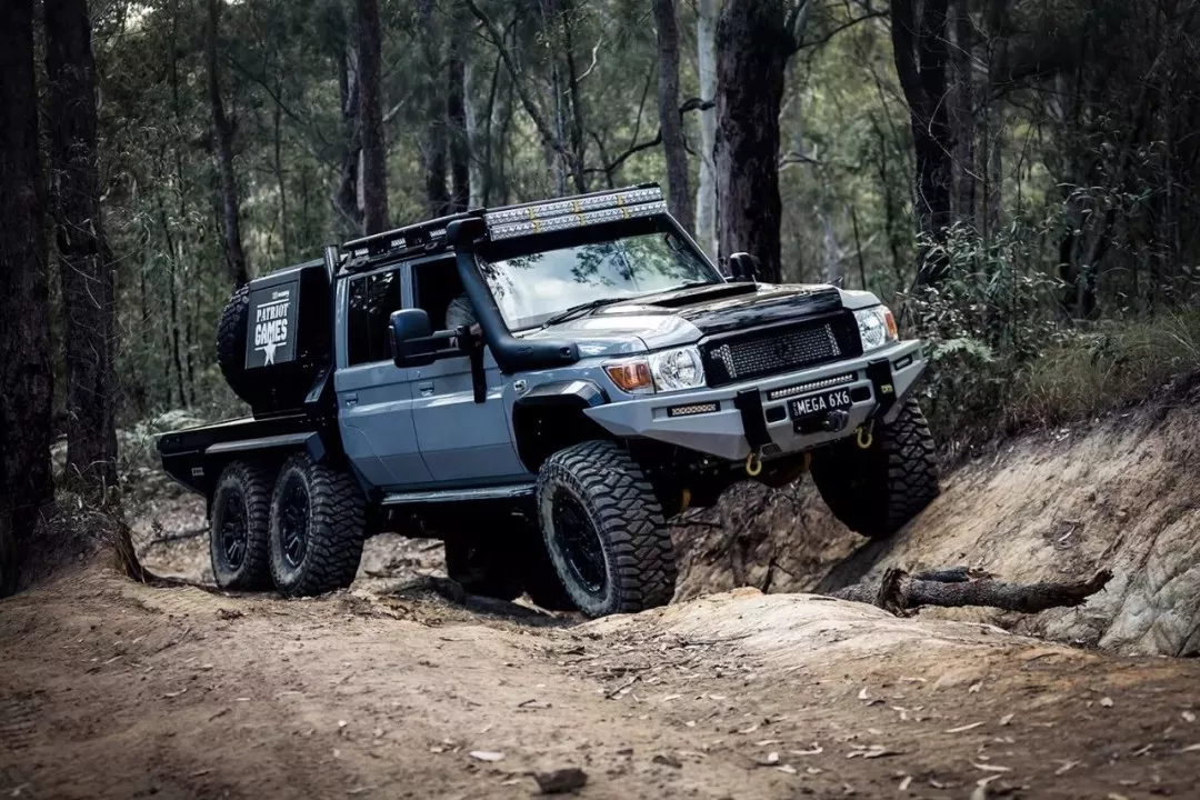 丰田玩家很大一部分都非常注重实用性,所以这辆lc79 6×6也是如此,没