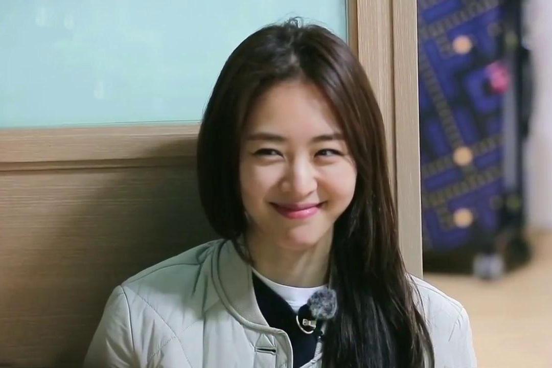 姜虎东带着李寿根上岛了,李沇熹也一起,她的素颜让人不禁赞叹!