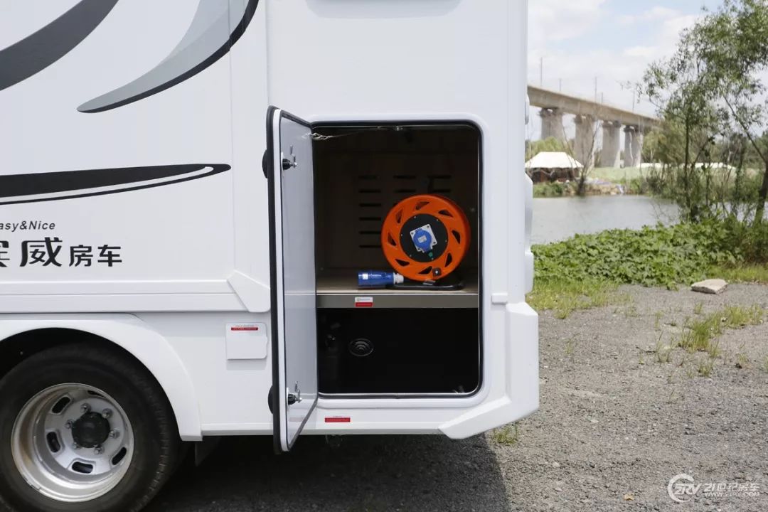 蓝牌c本核载6人,这款房车让你舒舒服服洗个热水澡,咋做到的?