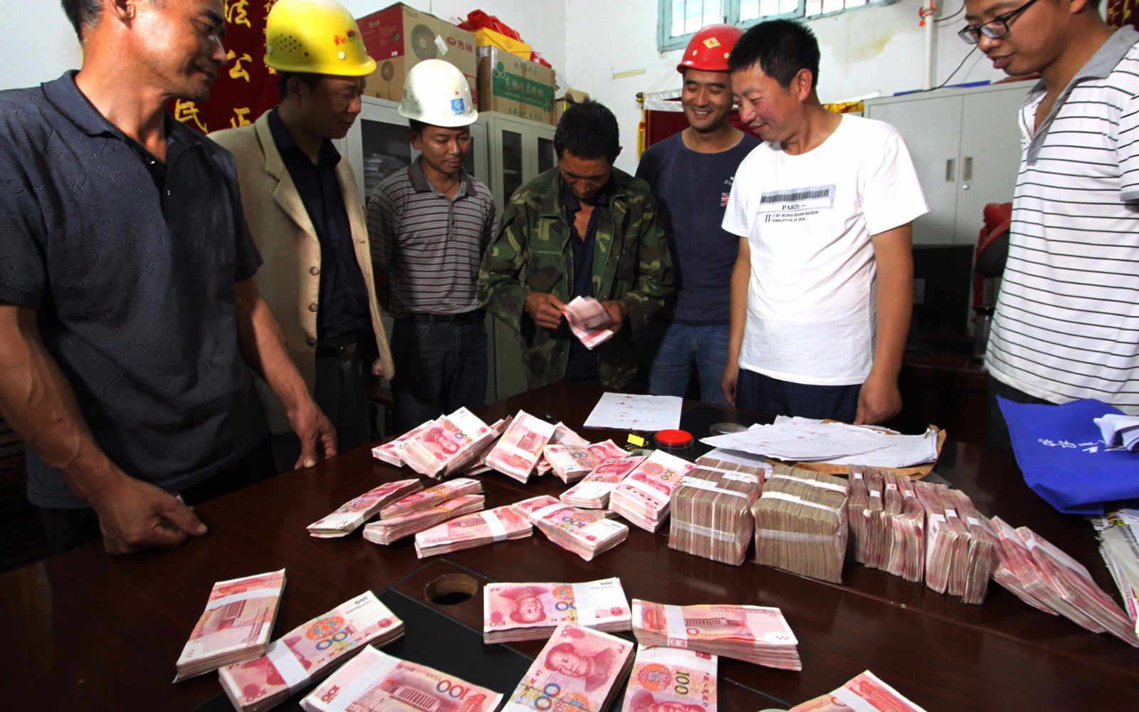 120万元工资被讨回,民工放鞭炮感谢,领钱时脸上笑开了花_新浪看点