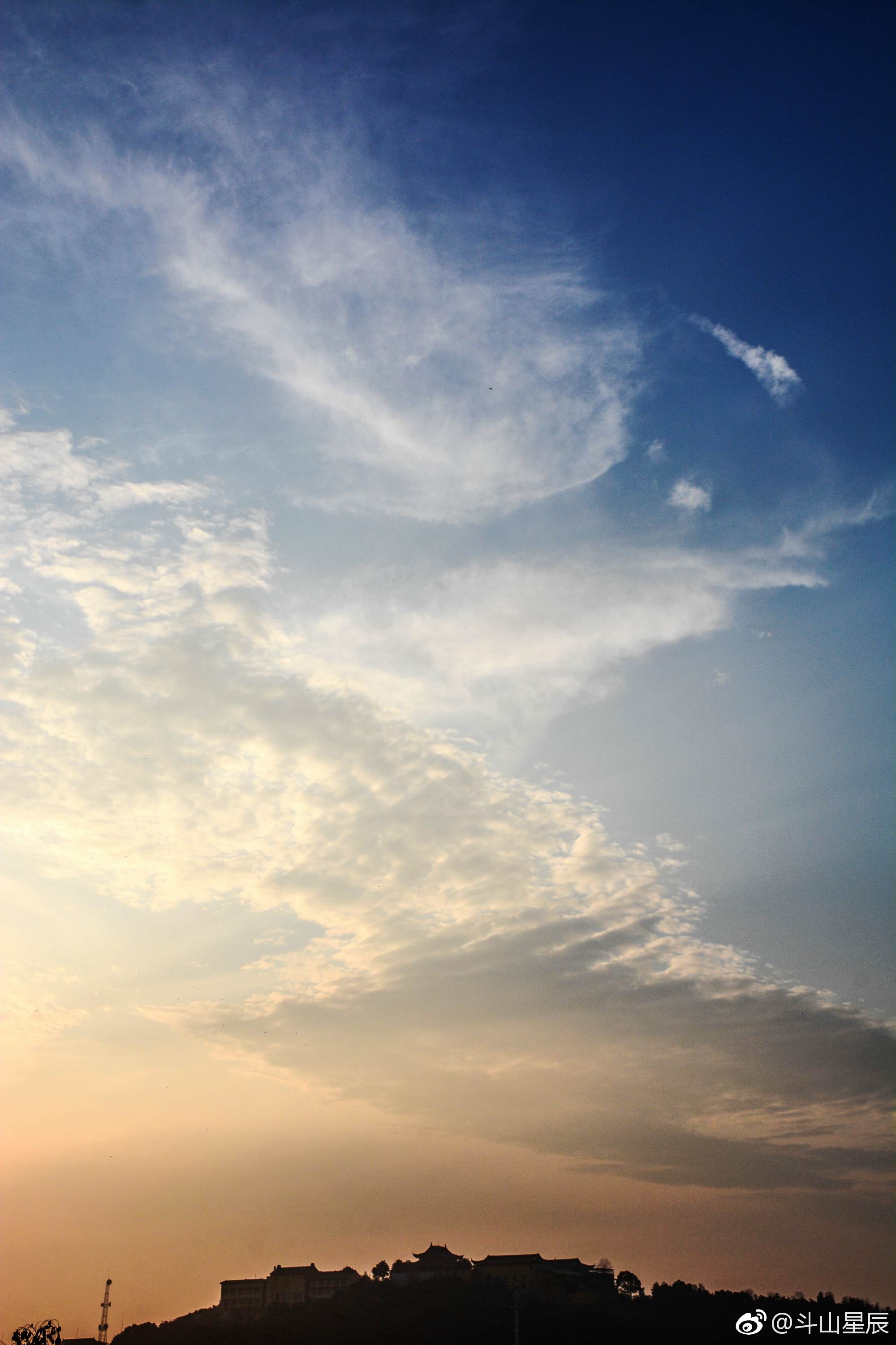 多日阴雨天,偶尔也有蓝天出现,而且白云悠悠,好美的天空.