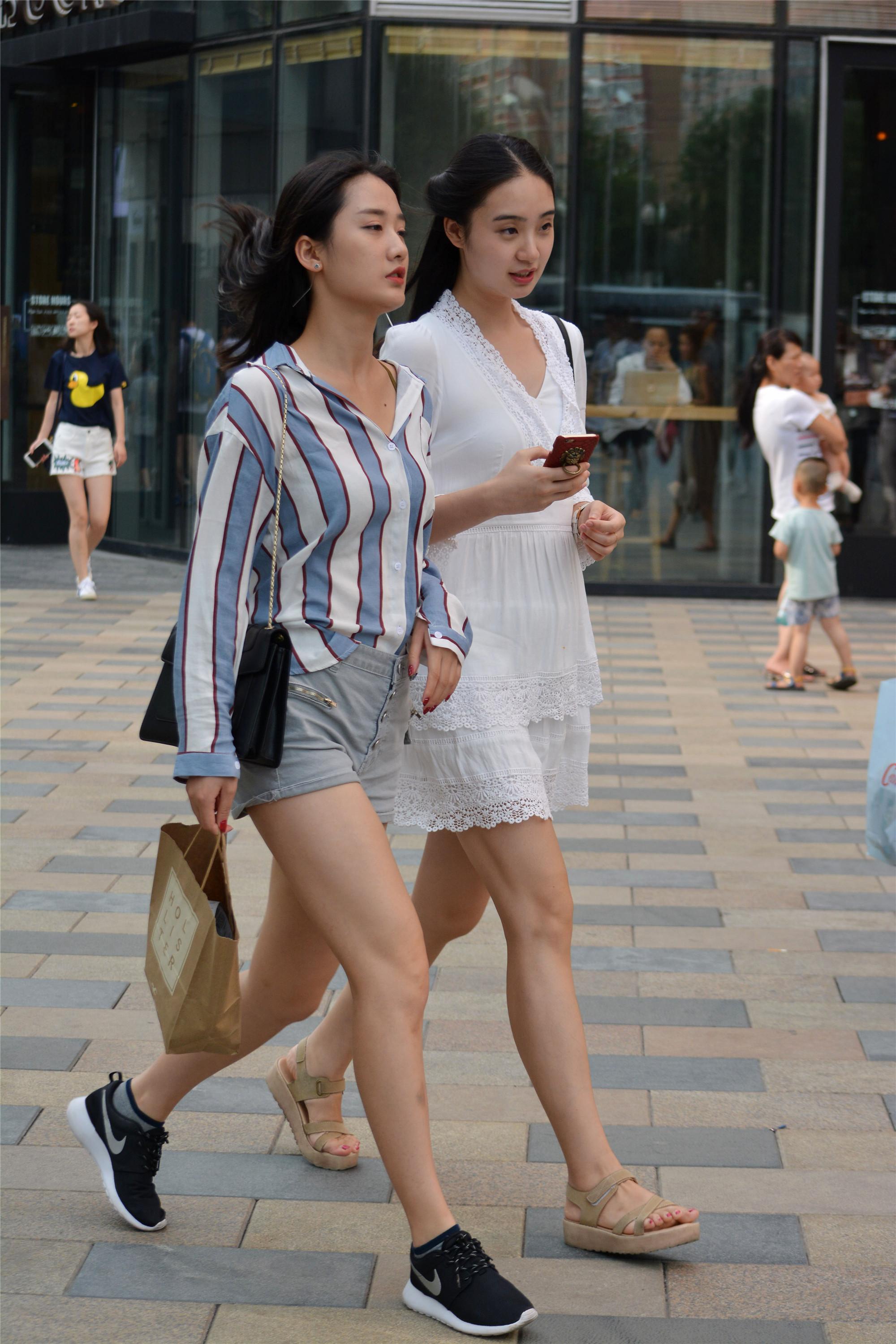 来三里屯逛街那一对对姐妹怎么都这么会搭配呢真让人羡慕她们