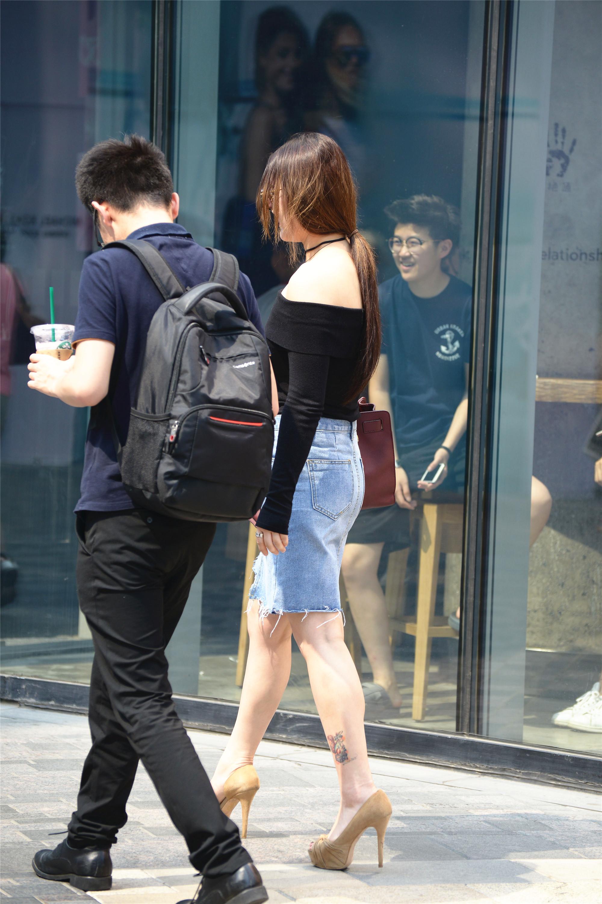 这位穿着牛仔包臀裙的小姐姐,她的一字肩和鱼嘴高跟也功不可没