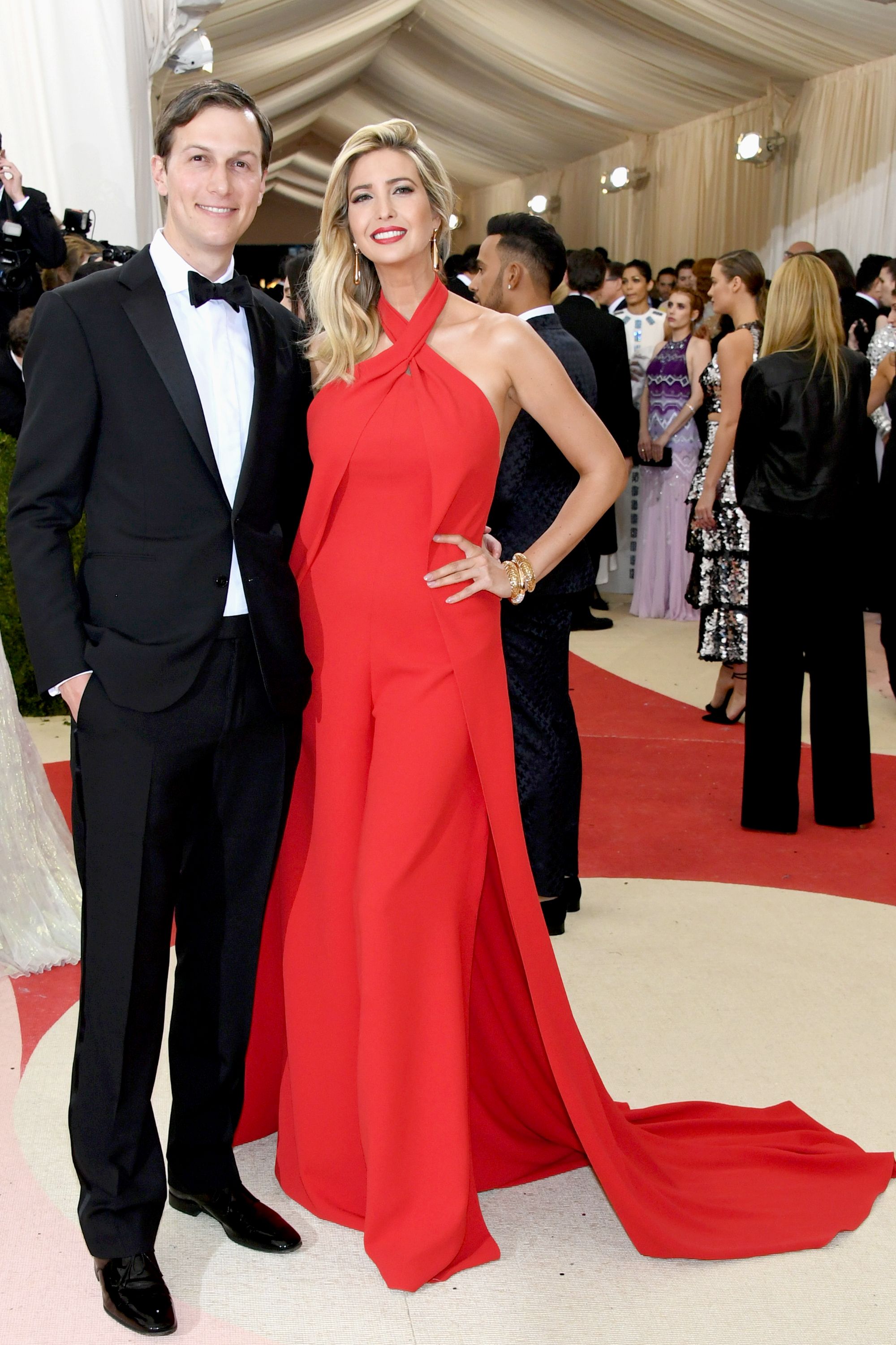 伊万卡未p图流出?红色西服套装衣袖褶皱多,时尚变得很邋遢!