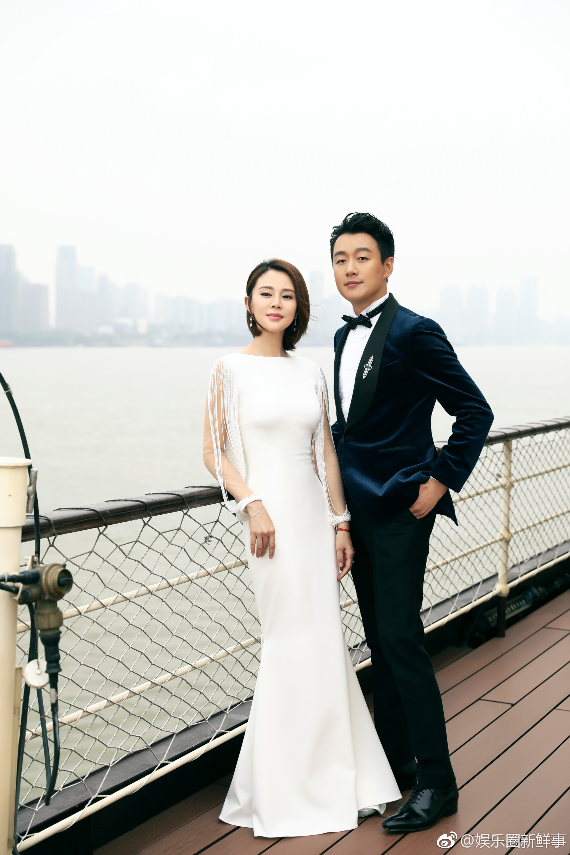 上周末佟大为关悦夫妇出席百人集体婚礼活动