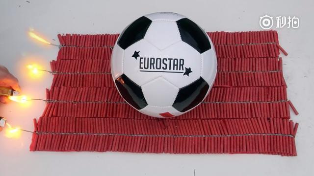 老外买了挂中国鞭炮,拿足球测试威力,结果你猜怎么着?