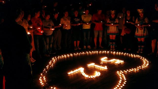 泪目广东第一峰为汶川大地震遇难者祈福摆心形蜡烛默哀3分钟