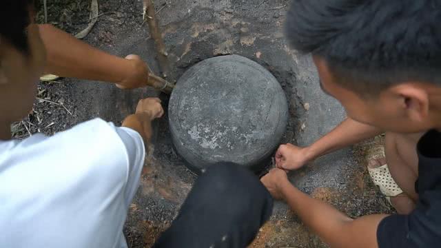 男子买来30斤的猪头,挖个大坑放里面烤,出坑后把网友逗乐!