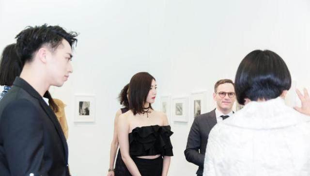 找回裤子的江疏影狂甩范爷,时髦俏皮玩出了新高度