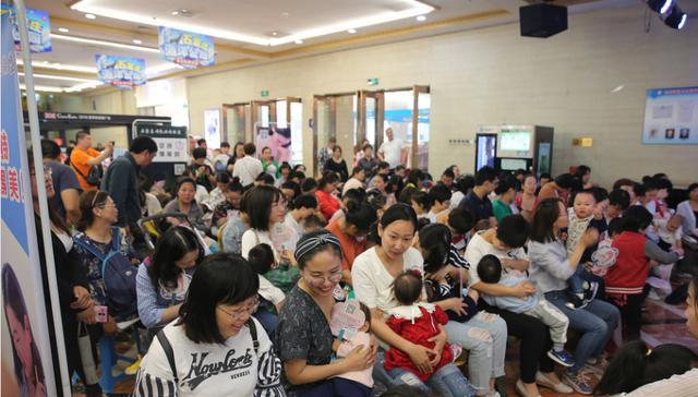 60位勇敢妈妈商场上演"哺乳快闪" 推广母乳喂养