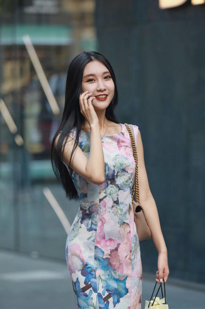 街拍小姐姐这样穿娇柔的身材线条真优美传递女神般的魅力