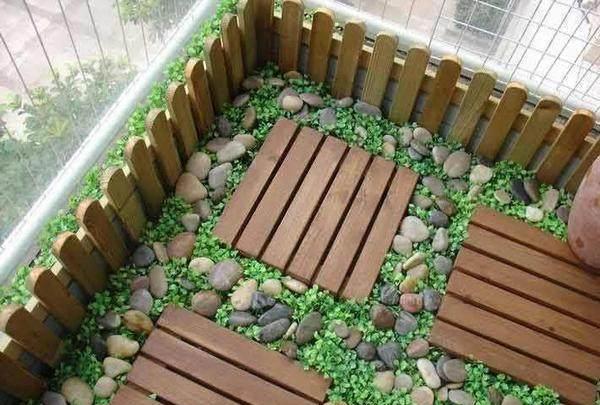 这里用防腐木周成一个花池,上面铺上鹅卵石,以后这里就是我们家的小