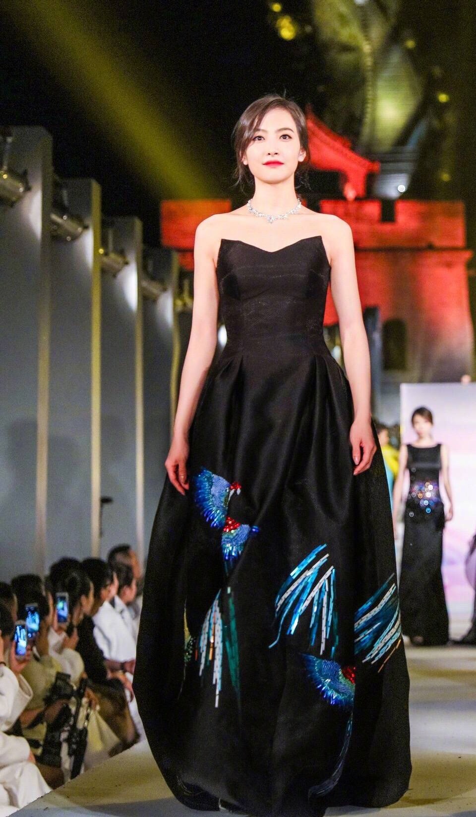 宋茜t台走秀,身穿抹胸礼服散发超强气场,最后的眨眼wink~被电到咯