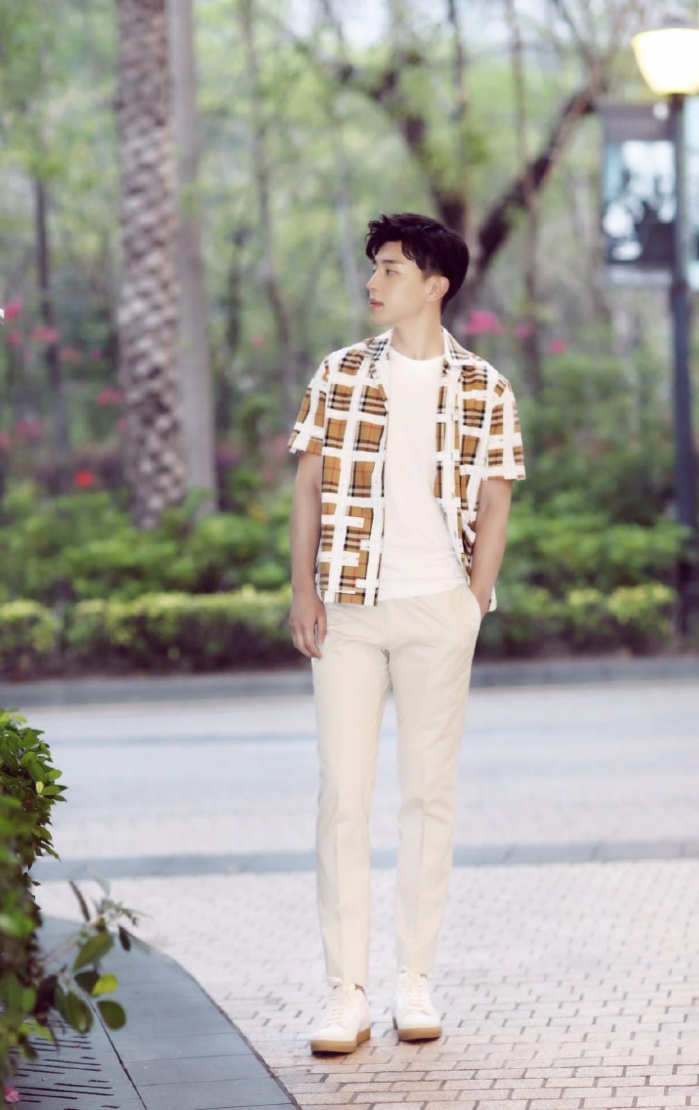 邓伦时尚大片,全部一个表情像一键换装,皱眉就是"帅"?