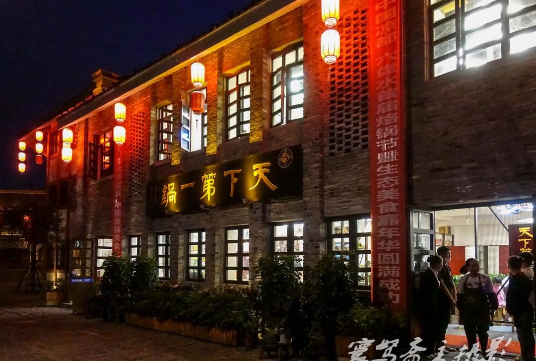 烙锅是贵州的一种地方名小吃,最出名的就是六盘水的"水城烙锅"了,据说