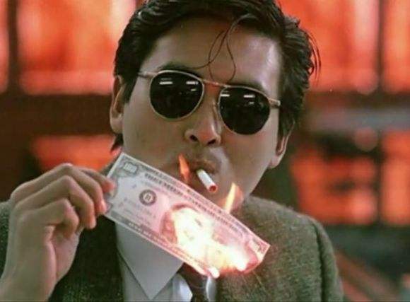 用人民币点烟,论这个城市管理员被解聘背后的法律问题!