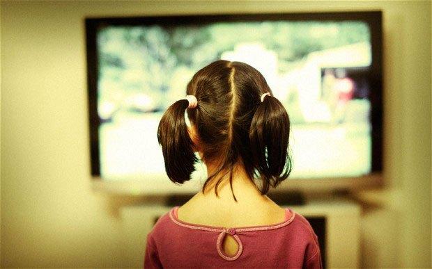 小孩看电视歪脖子图片图片