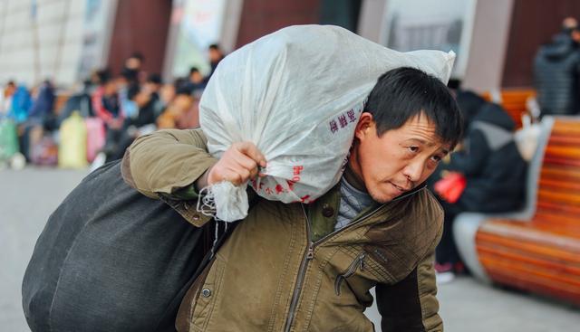 1:管不住孩子了 a大叔穿着二股筋的背心,啤酒肚接近膝盖,一脸醉态