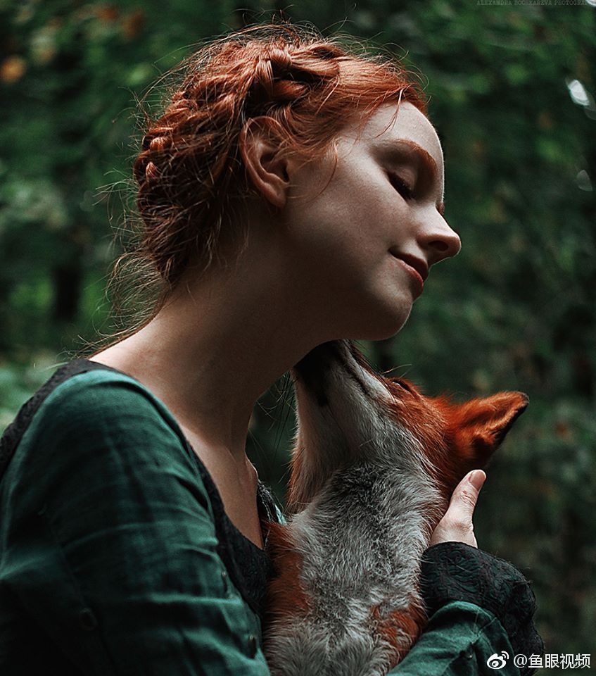 红发女孩抱狐狸的图片图片