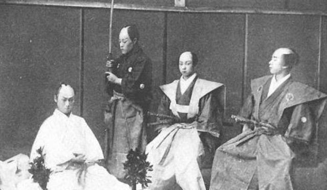 武士在切腹时的介错人,只要的用途是砍头,武士也怕疼啊