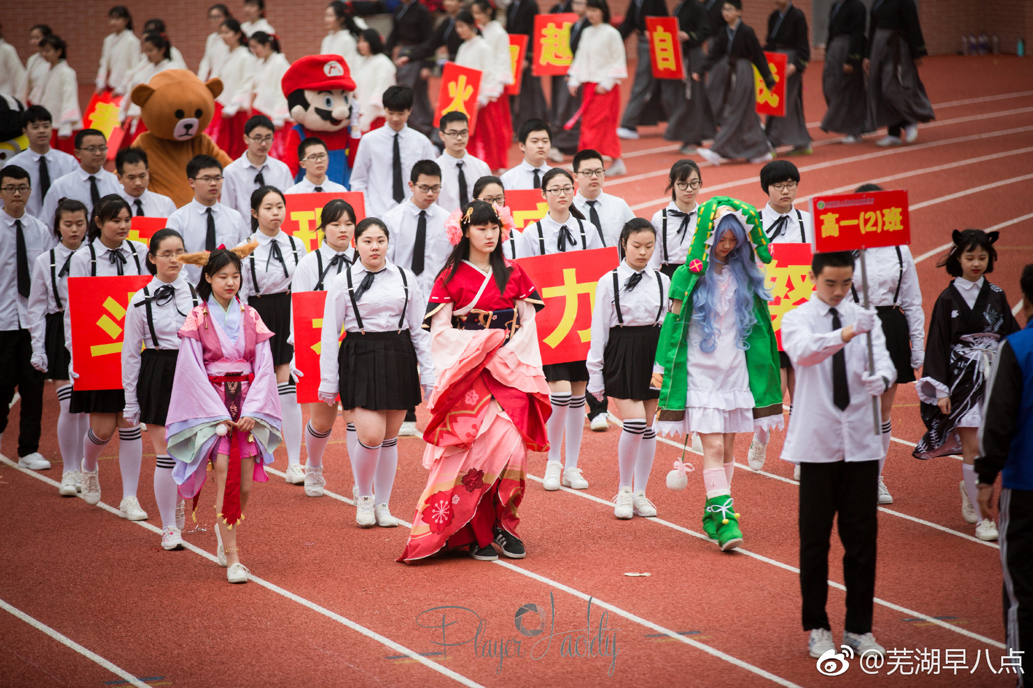安徽芜湖一中学运动会开幕式小猪佩奇熊本亮相 简直靓瞎眼
